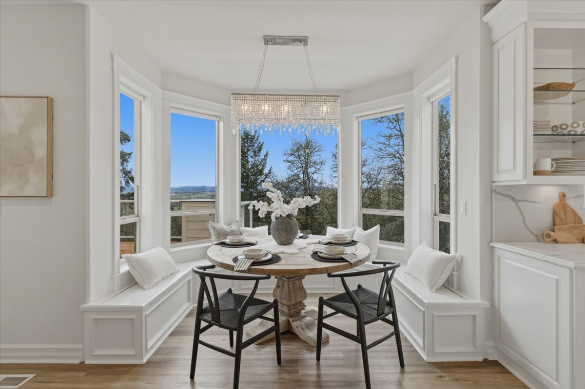 Dining room staging and interior design | Luxury home staging and holiday décor services in Salem, Oregon | The Textured Home