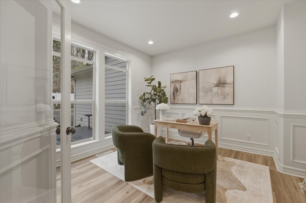 Porch staging and outdoor living room design | Luxury home staging and holiday décor services in Salem, Oregon | The Textured Home